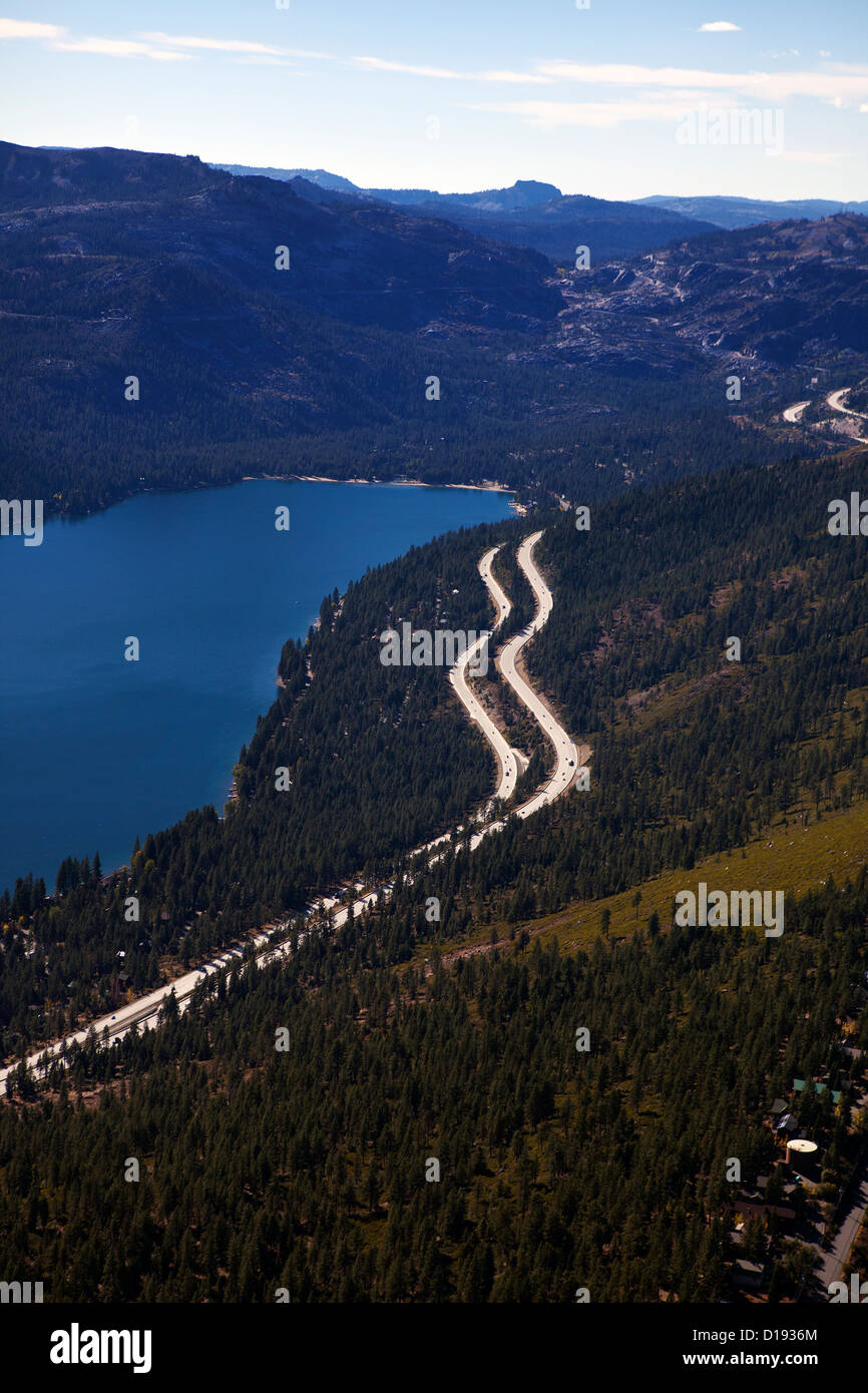 Fotografia aerea della Interstate I-80 Sierra Mountains Donner Lago Truckee California Foto Stock