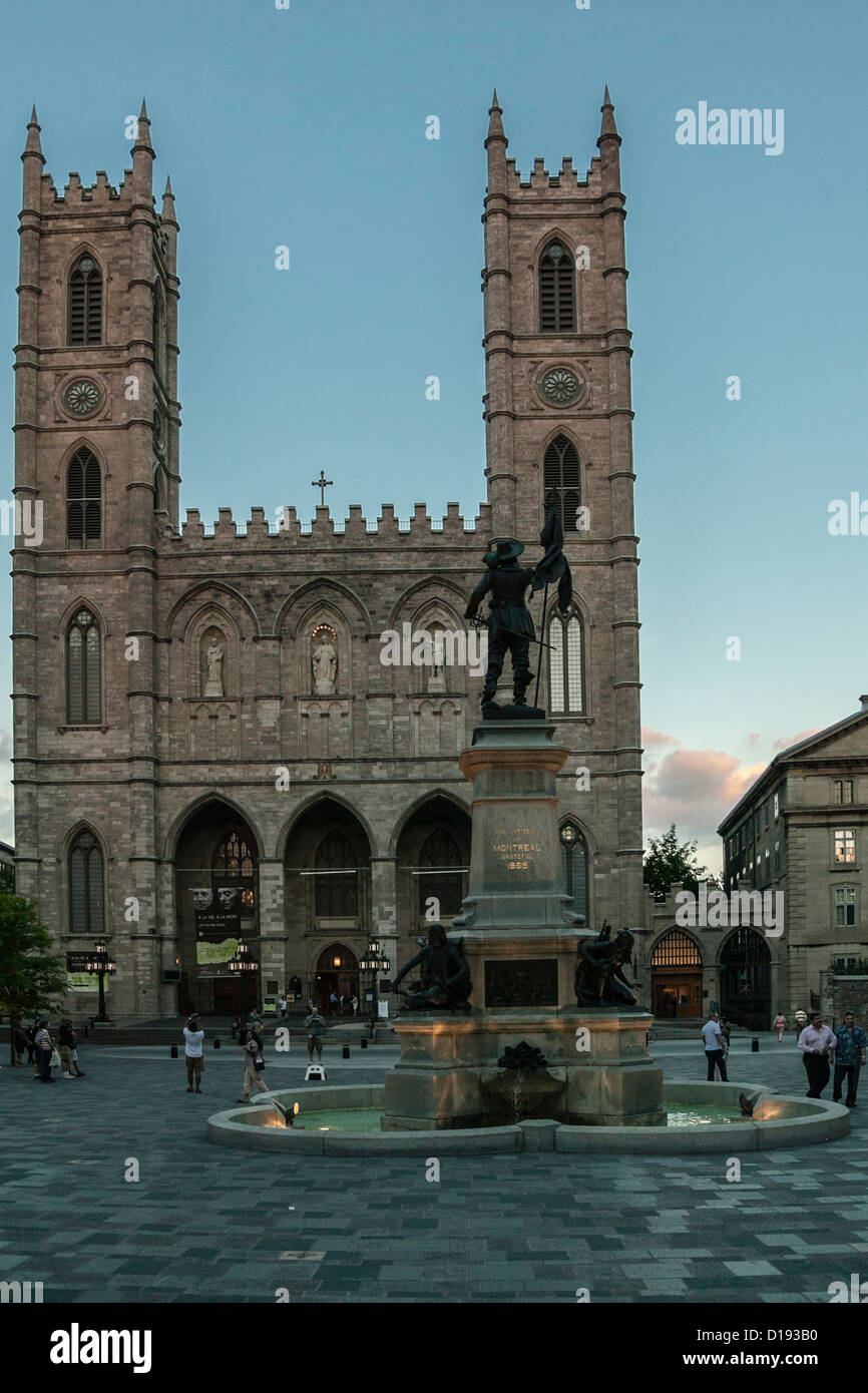 Una vista della basilica di Notre Dame con la statua di Paul Chomedey de Maisonneuve in primo piano a Place d'Armes Montreal Foto Stock