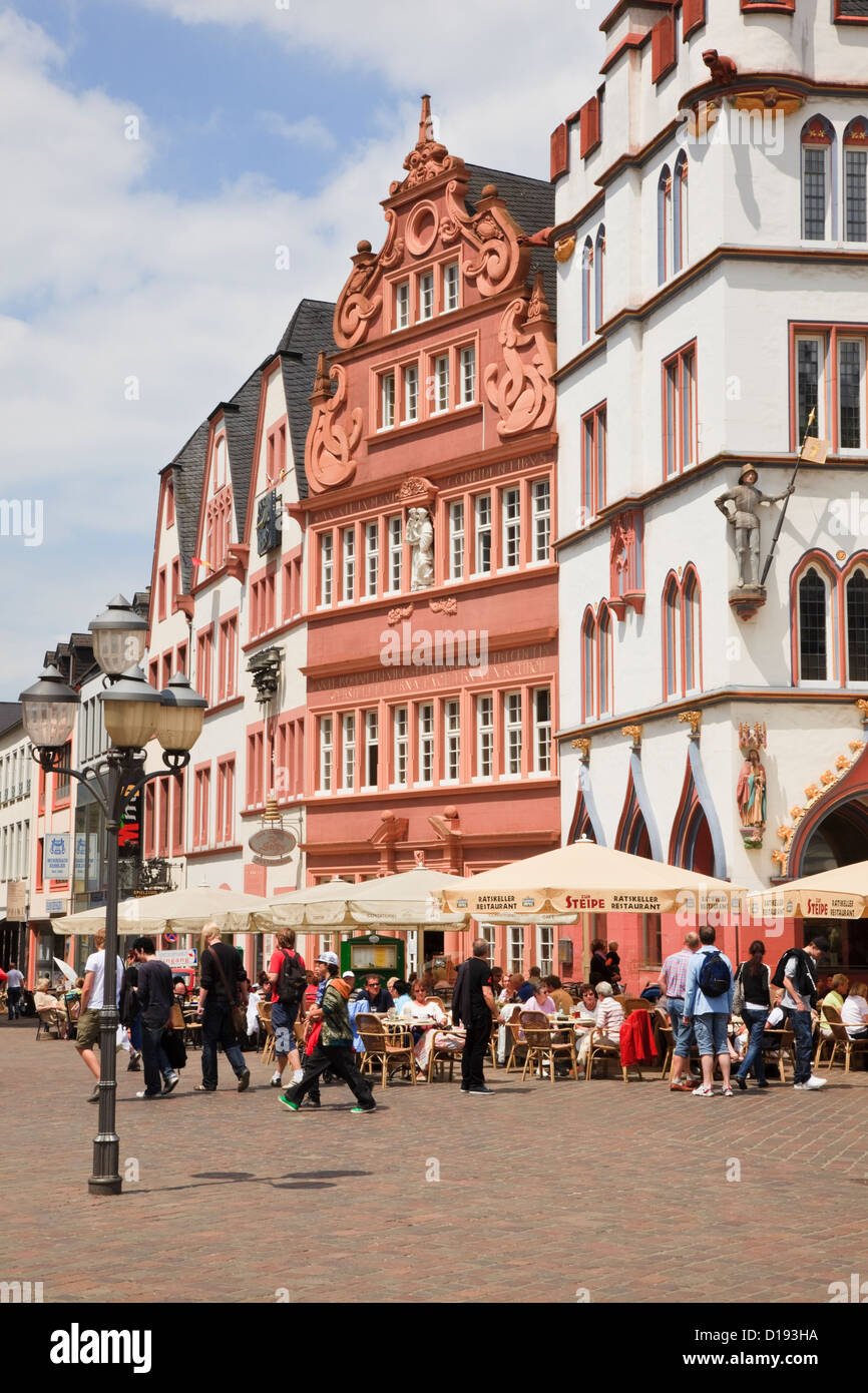 Hauptmarkt, Trier, Renania-Palatinato, Germania. Vecchi edifici intorno al principale piazza storica nella più antica città tedesca Foto Stock