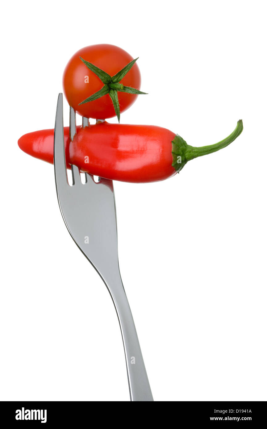 Rosso pomodoro e peperoncino su una forcella contro uno sfondo bianco Foto Stock