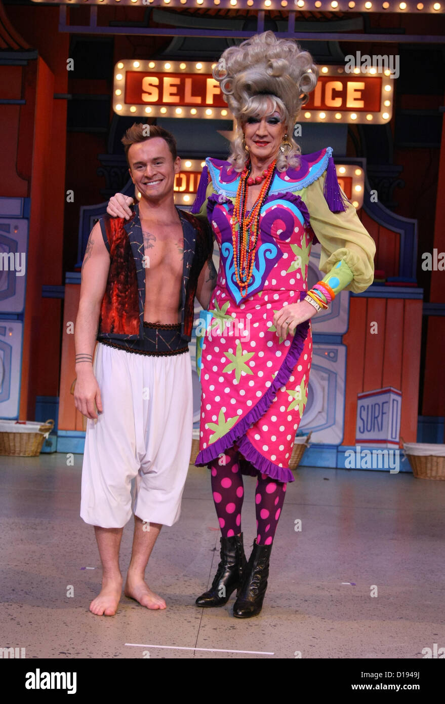 JON LEE & LILY SAVAGE AKA Paul O'GRADY ALADDIN UN DESIDERIO. PHOTOCALL Londra Inghilterra Regno Unito 11 Dicembre 2012 Foto Stock