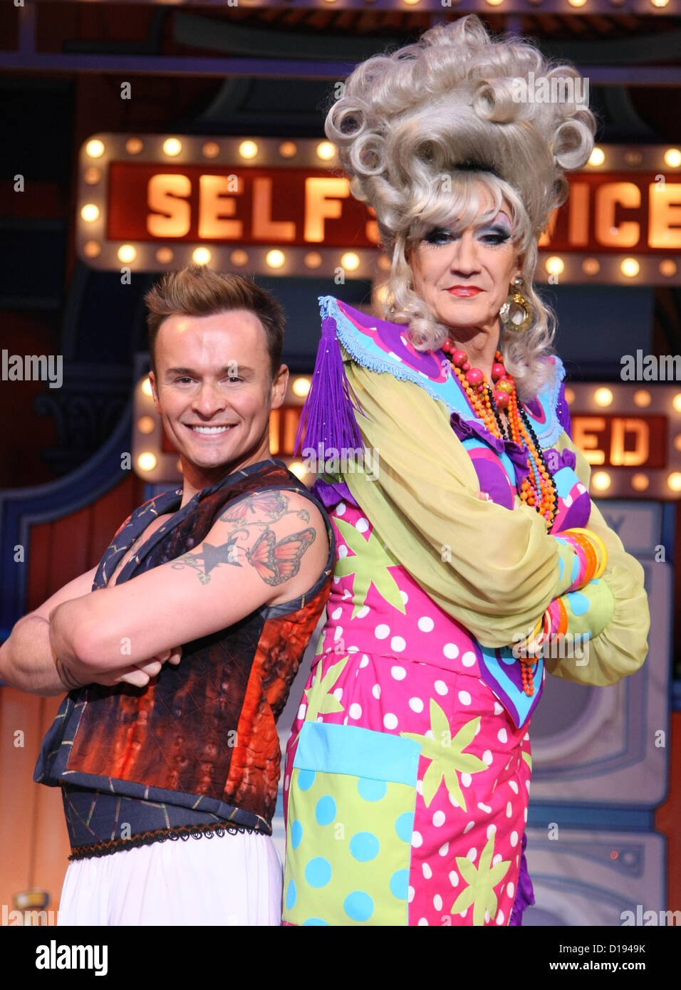 JON LEE & LILY SAVAGE AKA Paul O'GRADY ALADDIN UN DESIDERIO. PHOTOCALL Londra Inghilterra Regno Unito 11 Dicembre 2012 Foto Stock