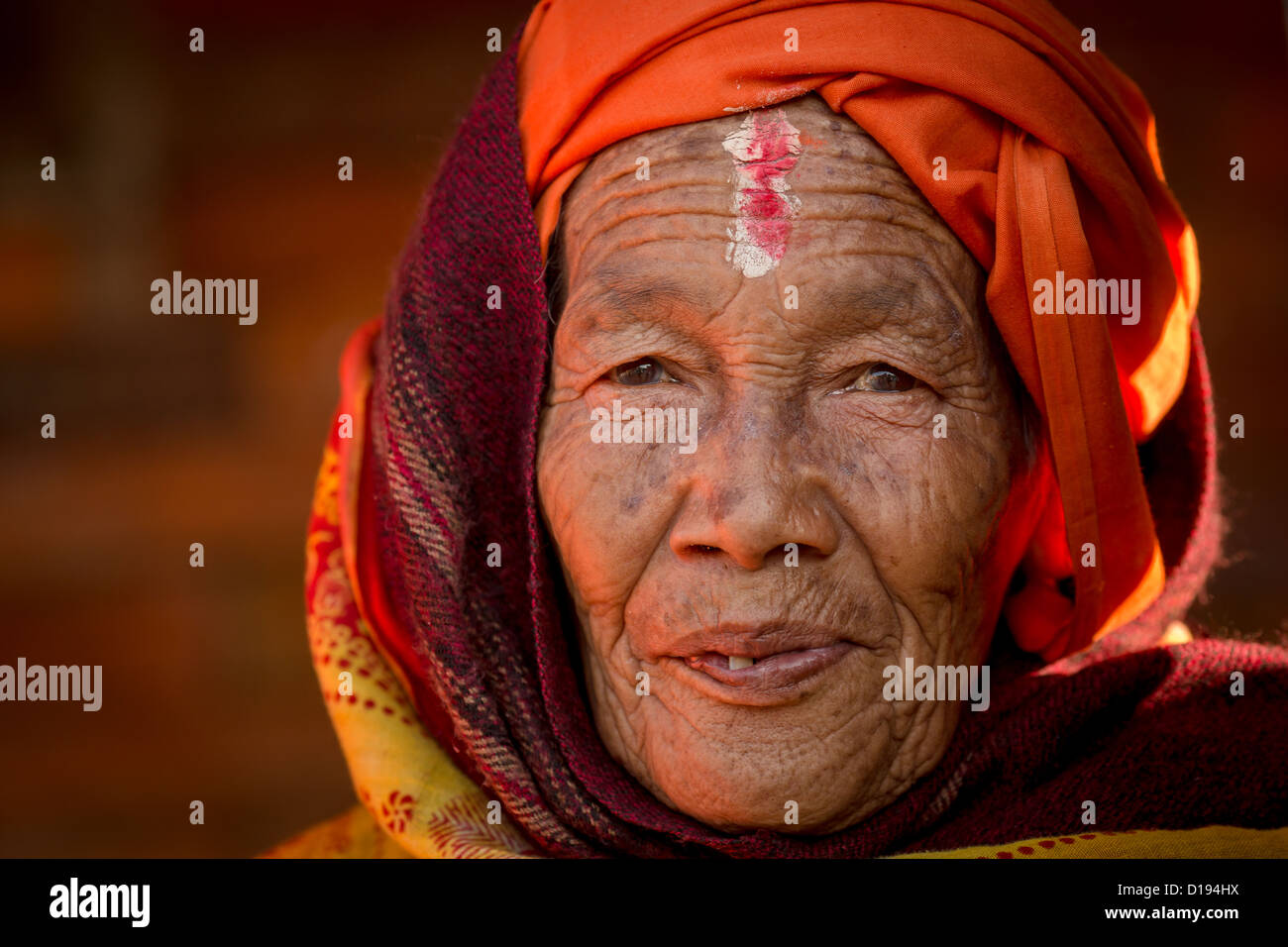 Una femmina di Sadhu, santa donna tempio di Pashupatinath, Kathmandu, Nepal Foto Stock