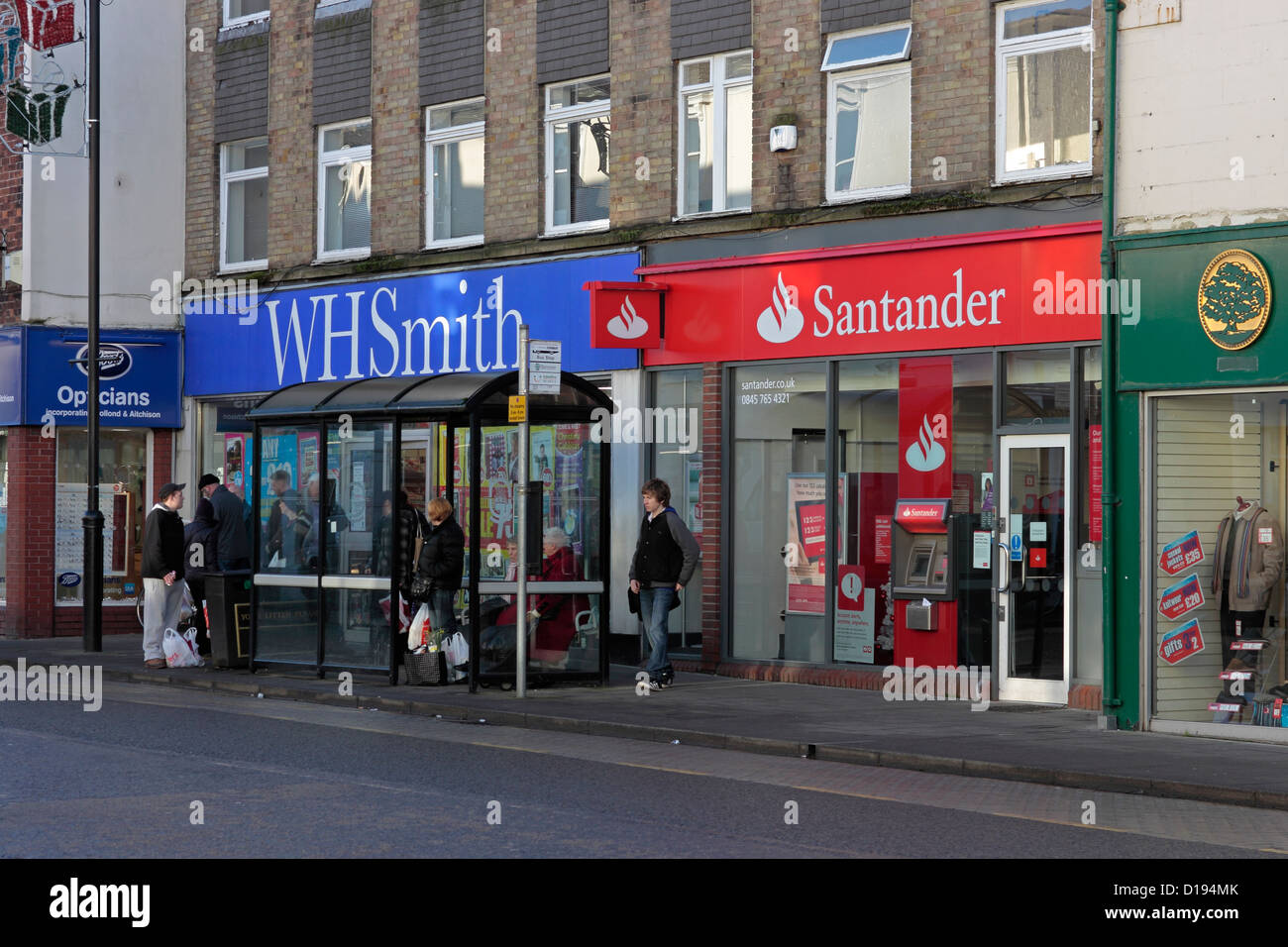 Fermata bus, Boots Opticians, W.H. Smith, Santander e Greenwoods Gowthorpe, Selby Foto Stock