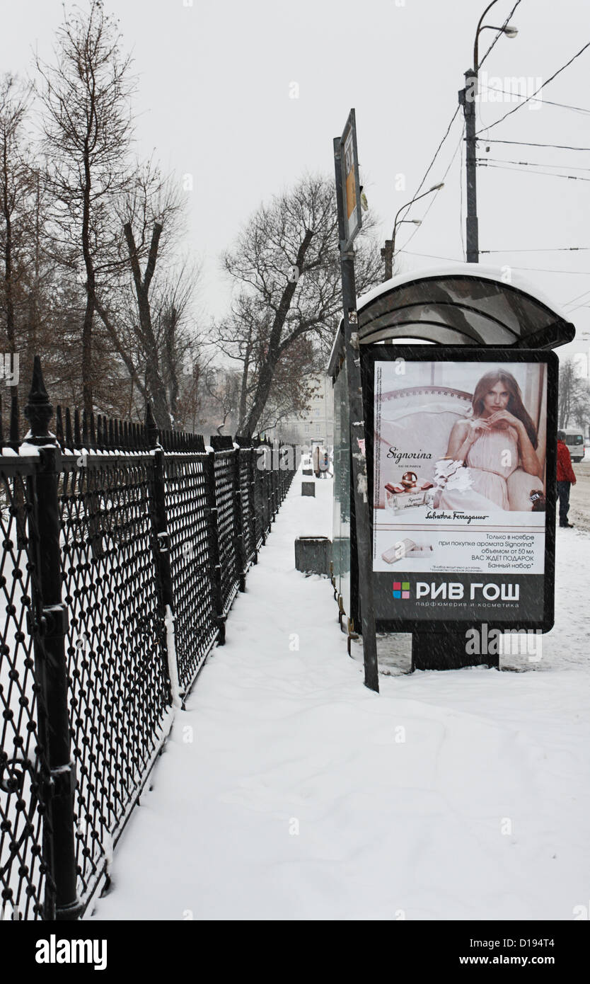 Pubblicità esterna del profumo in inverno Foto Stock