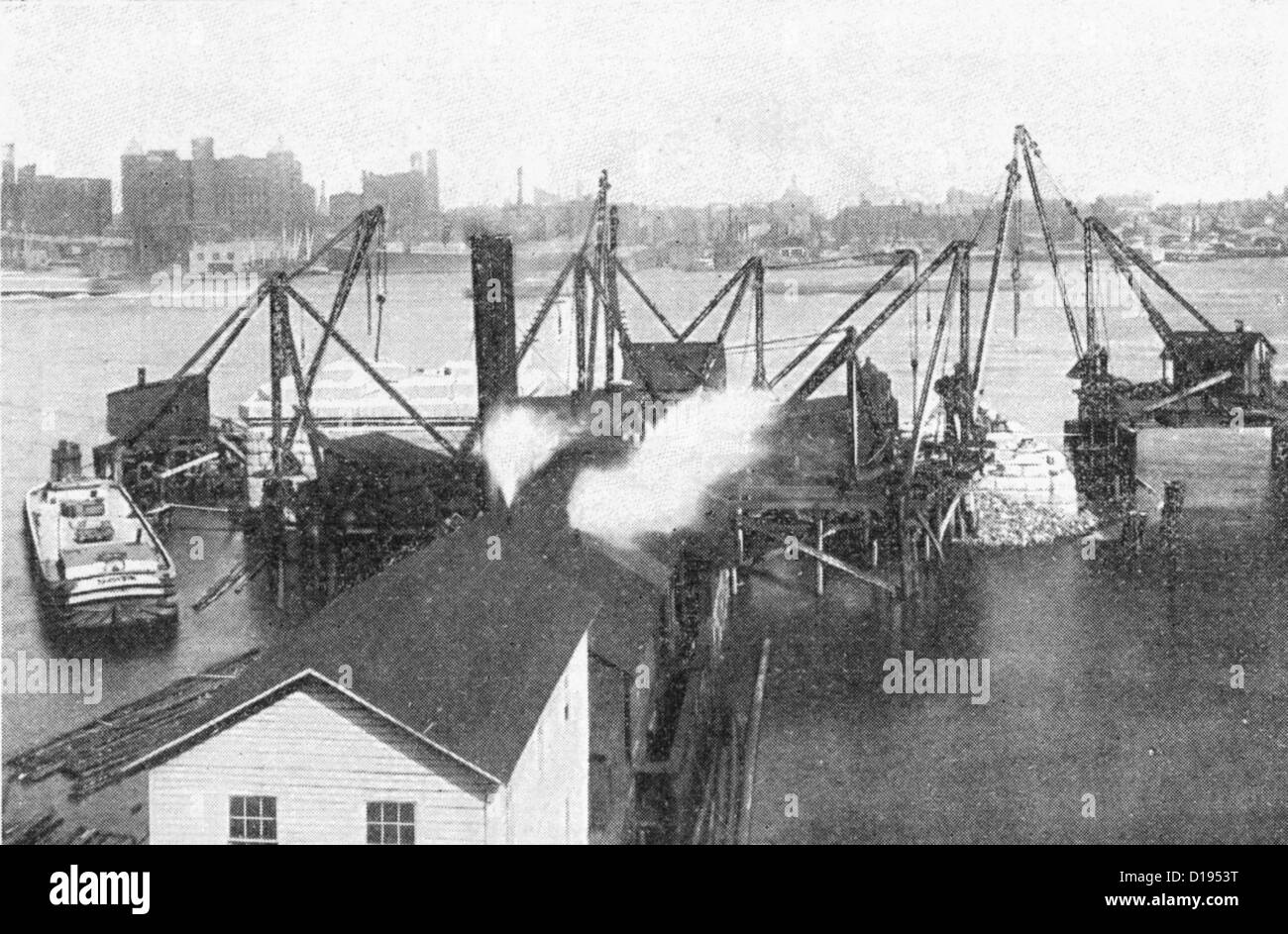 Il molo temporanea per l'affondamento del cassero durante la costruzione del Williamsburg Bridge, New York City, circa 1900 Foto Stock