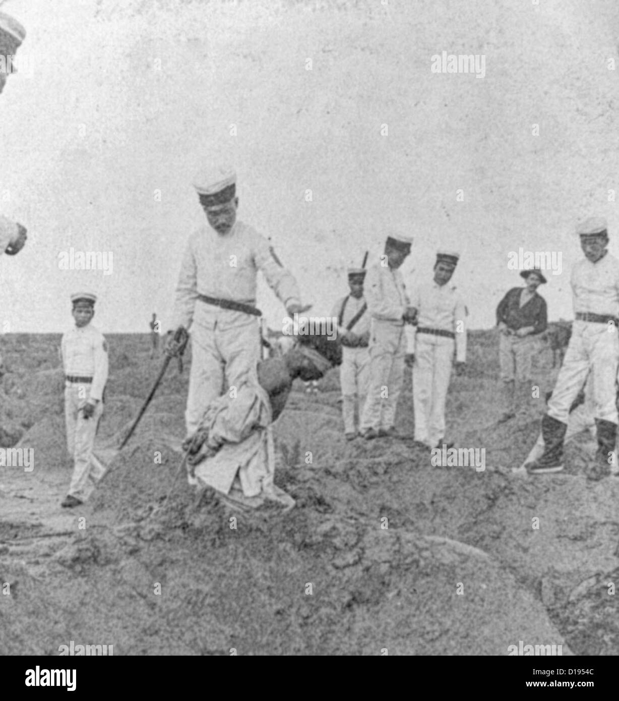Inginocchiarsi penale oltre il suo sepolcro - Giapponese carnefice decapitazione di un condannato cinese, Tientsin, Cina, 1901 Foto Stock