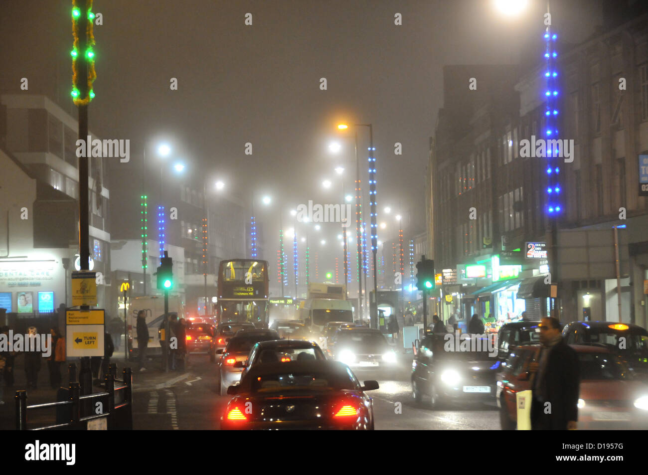 Southgate, Enfield, Londra, Regno Unito. 11 dicembre 2012. Chace lato e traffico di sera in Southgate nella nebbia. Fitta nebbia di congelamento nella periferia di Londra. Credito: Matteo Chattle / Alamy Live News Foto Stock