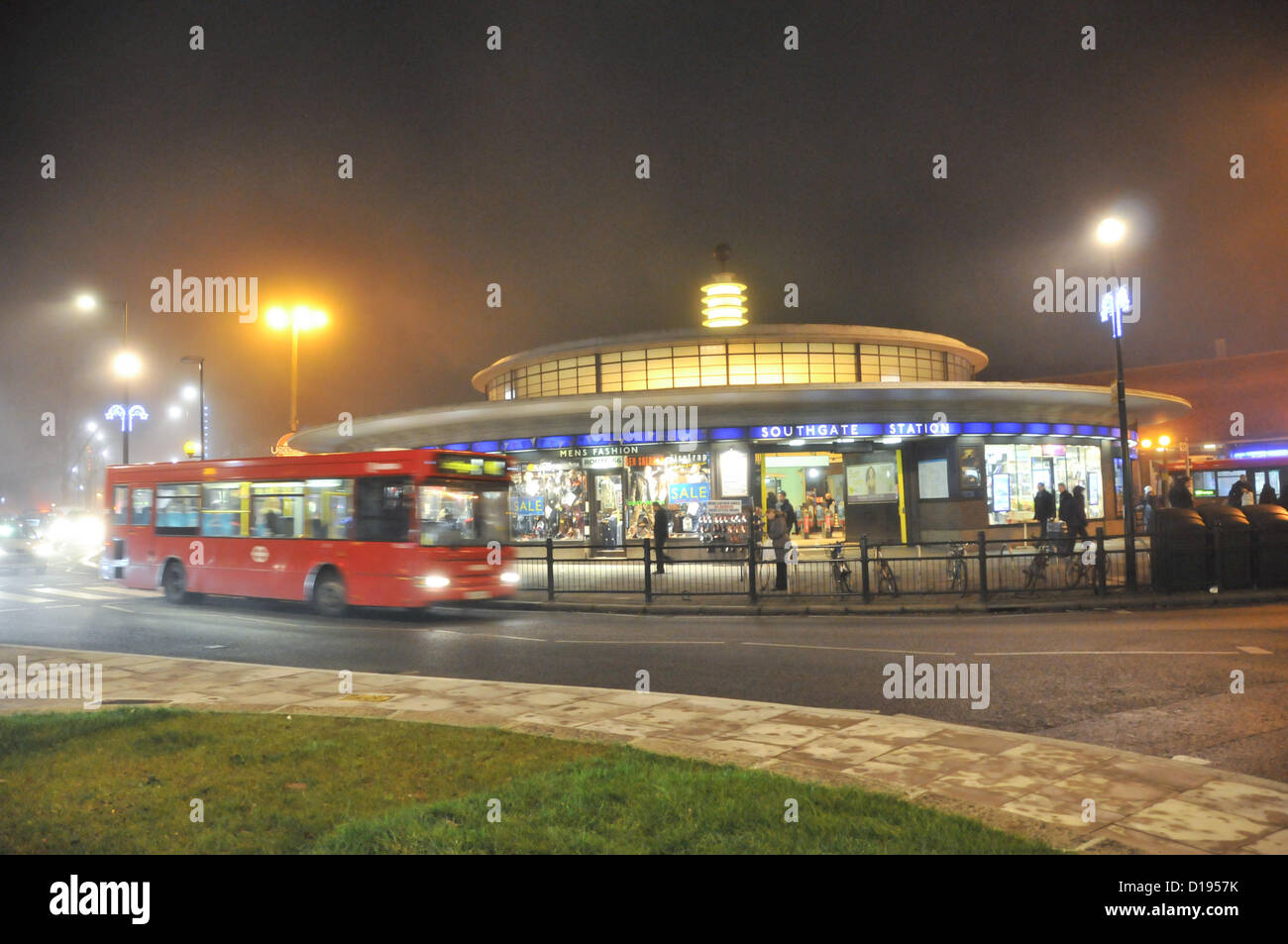 Southgate, Enfield, Londra, Regno Unito. 11 dicembre 2012. La stazione della metropolitana in Southgate nella nebbia. Fitta nebbia di congelamento nella periferia di Londra. Credito: Matteo Chattle / Alamy Live News Foto Stock