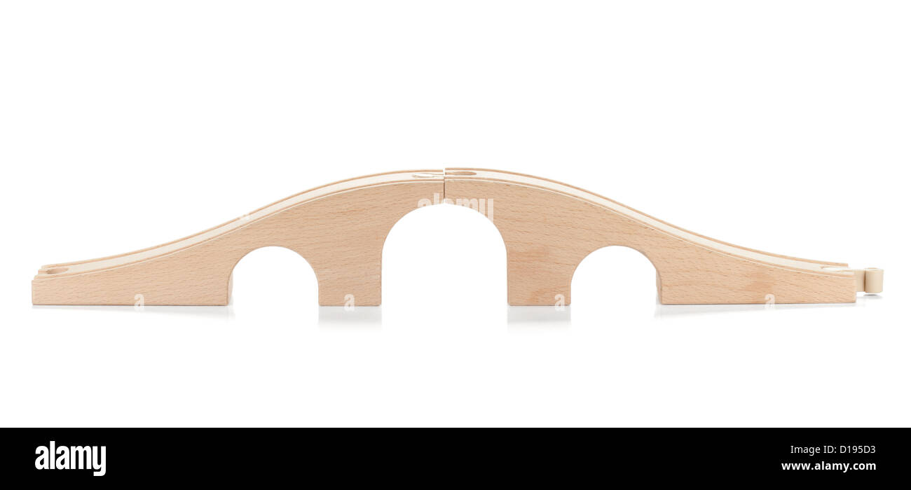 Giocattolo di legno ponte ferroviario. Isolato su sfondo bianco Foto Stock