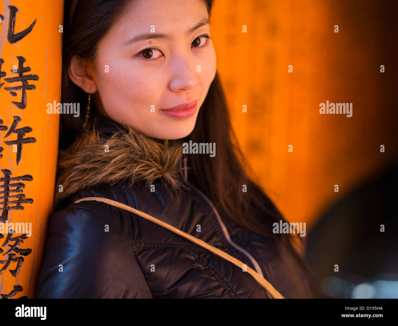 Donna Giapponese in visita a Fushimi Inari Taisha un sacrario scintoista con orange torii gates a Kyoto, in Giappone. Foto Stock