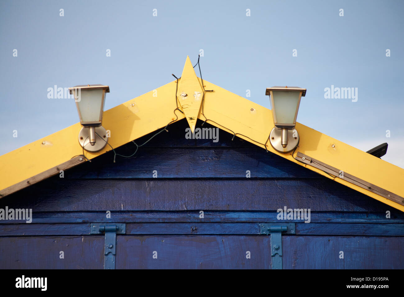 Luci su Beach Hut a Calshot, Hampshire nel novembre Foto Stock