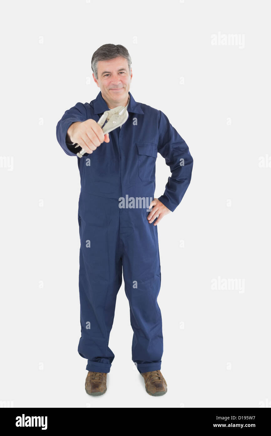 Meccanico con un mano sulla vita azienda VISE GRIP Foto Stock