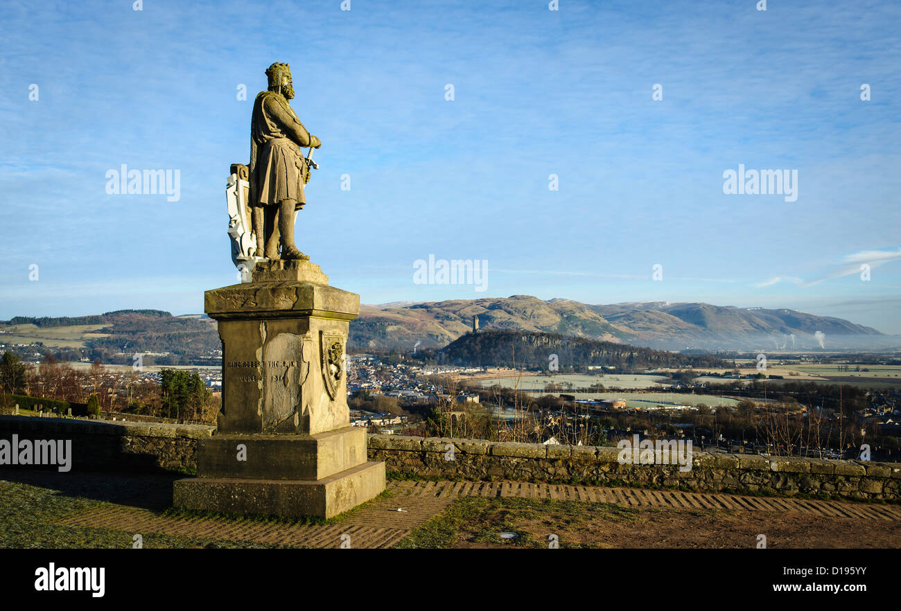 Statua di Re Roberto Bruce al Castello di Stirling con la Wallace Monument in background e la Campsie Hills oltre Foto Stock