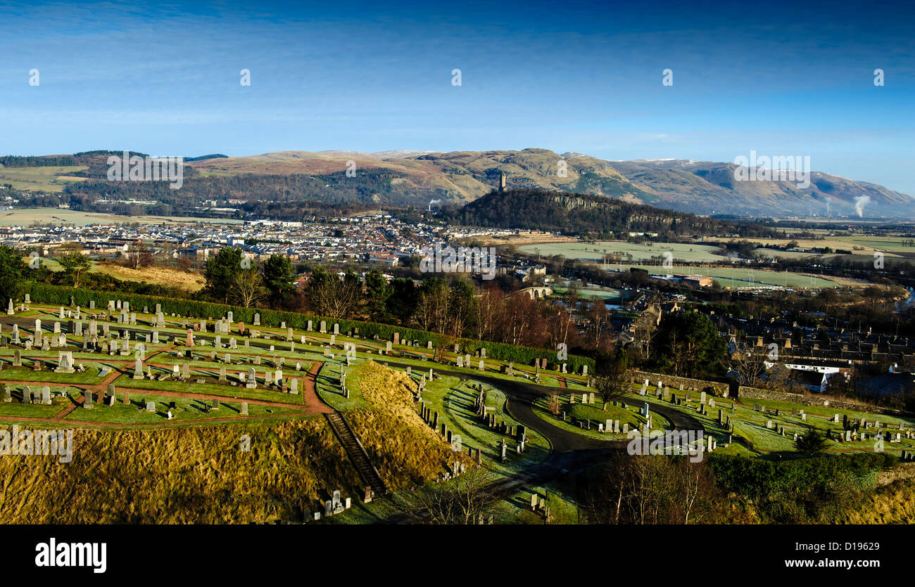 Vista dal castello di Stirling verso la Wallace Monument e la Campsie Hills Foto Stock
