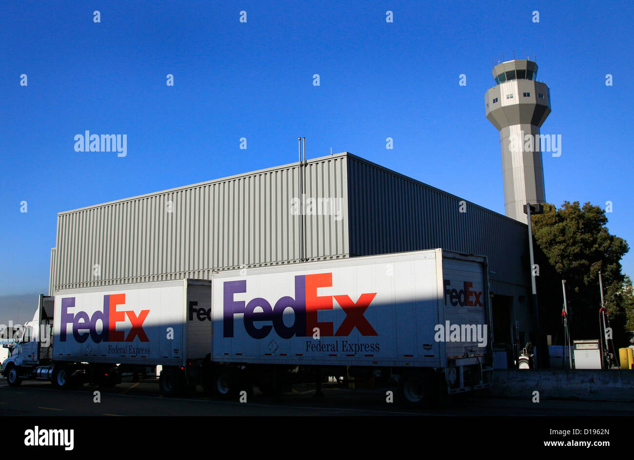 Un carrello di FedEx attende di essere scaricati all'alba Foto Stock