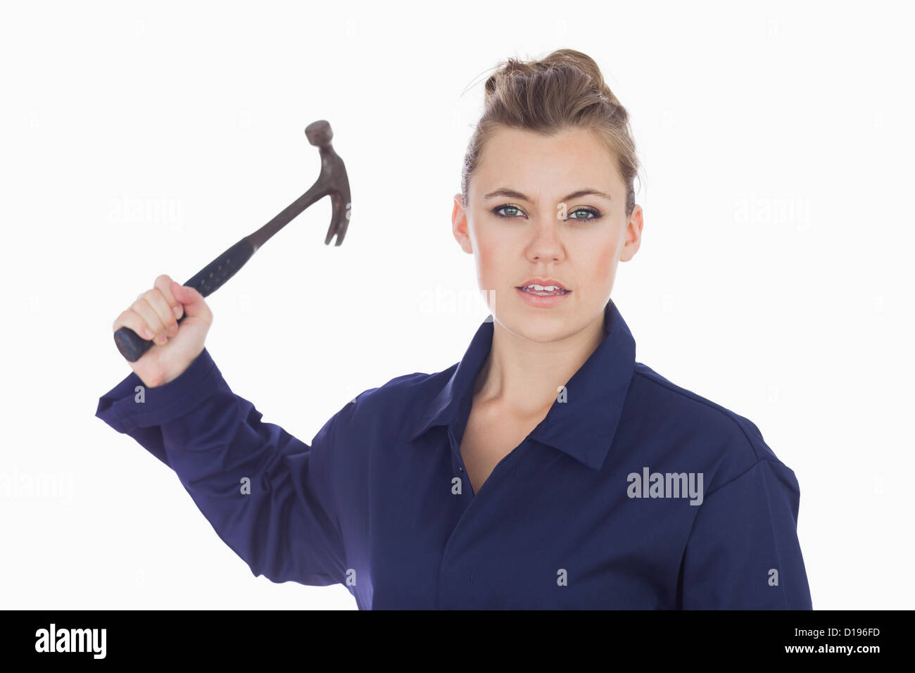Tecnico femminile azienda martello da carpentiere Foto Stock