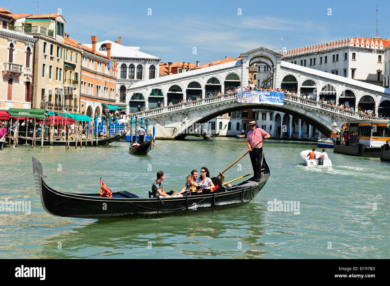 Iconico il ponte di Rialto e la gondola veneziana, Rialto, Venezia, Italia. Foto Stock