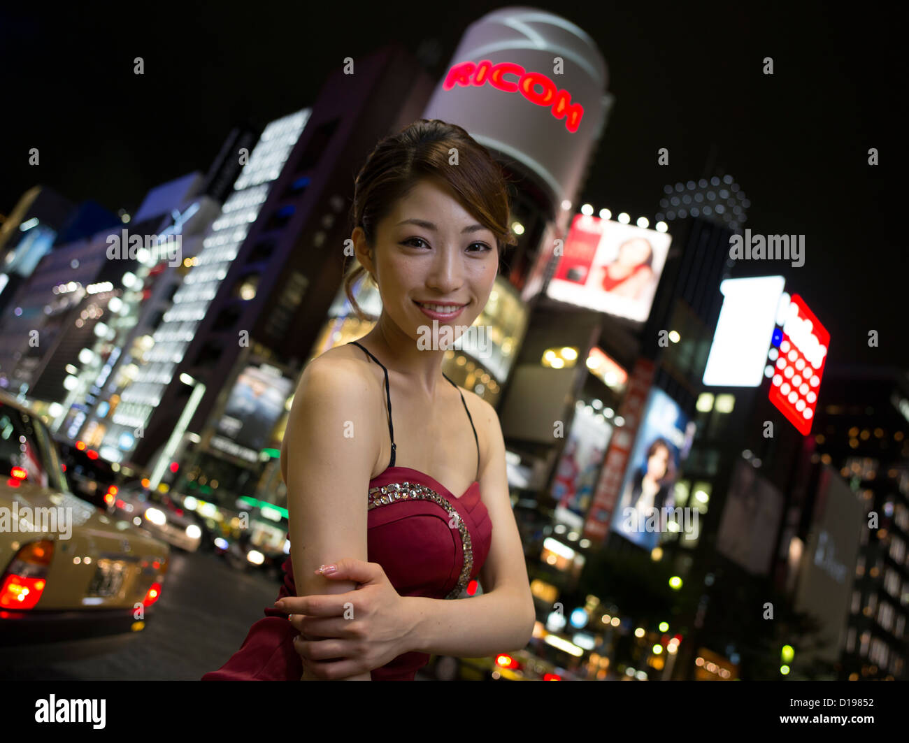 Ragazza giapponese godersi lo shopping e la vita notturna di Ginza 4-chome, Tokyo, Giappone Foto Stock