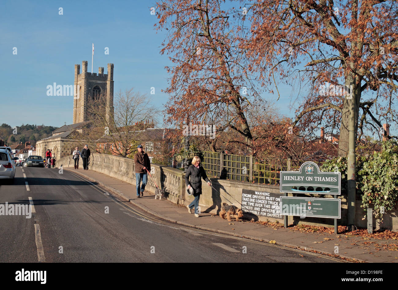 Vista verso Henley on Thames lungo il Henley Bridge, Oxfordshire, Regno Unito. Foto Stock