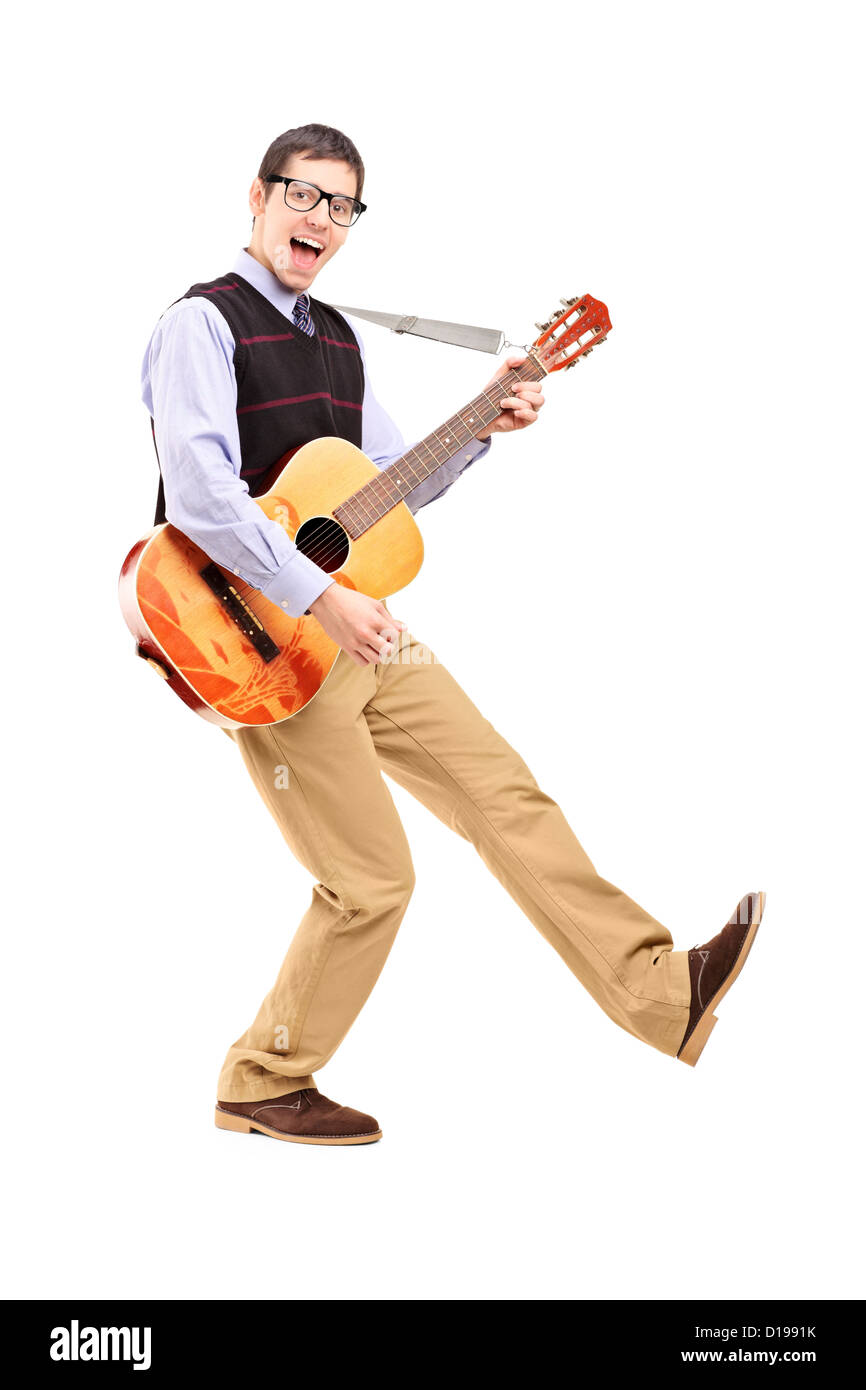 A piena lunghezza Ritratto di un maschio felice di suonare una chitarra isolata contro uno sfondo bianco Foto Stock