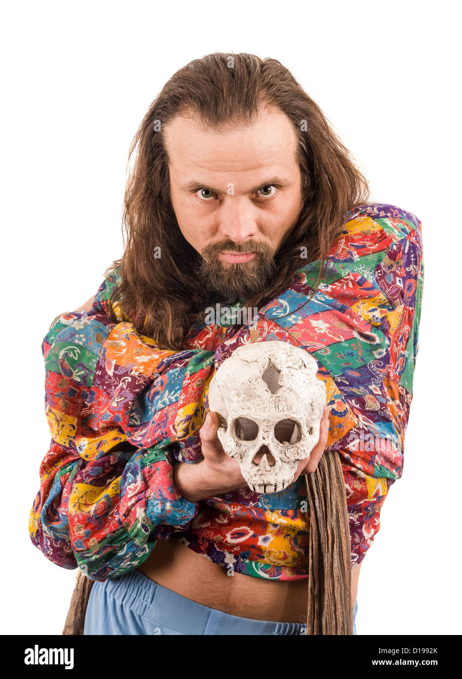 Il barbuto Uomo in camicia di colore con un teschio nelle sue mani isolato su bianco Foto Stock
