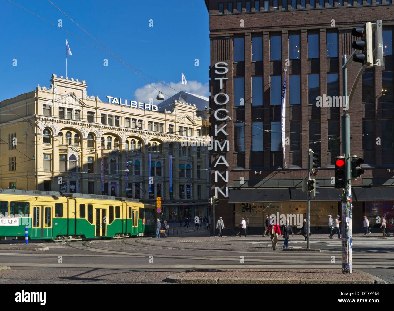 Helsinki city centre con grande magazzino Stockmann e tram edificio Tallberg Helsinki Finlandia Foto Stock