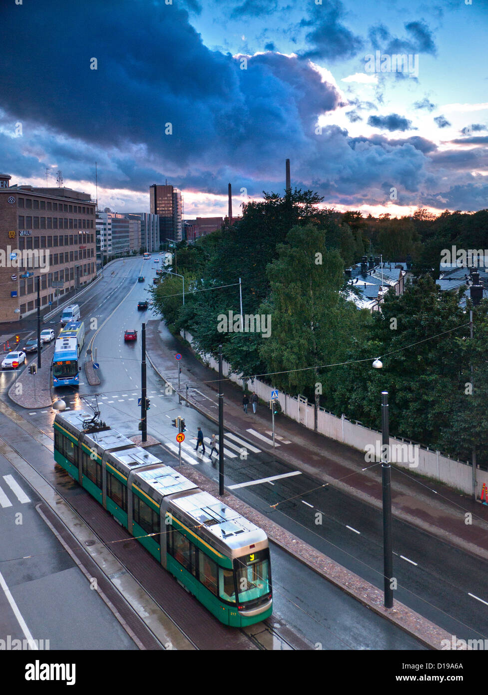 Helsinki City centro urbano autostrada con la tecnologia più recente con il tram in primo piano e drammatico sky Foto Stock