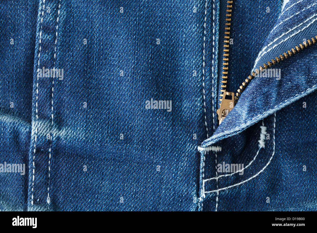 Il rack di jeans blu Foto Stock