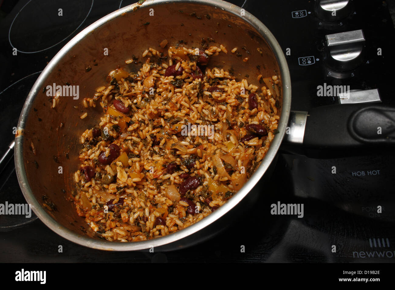 Il Puerto Rican la cottura del riso in un tegame sul piano di cottura Foto Stock