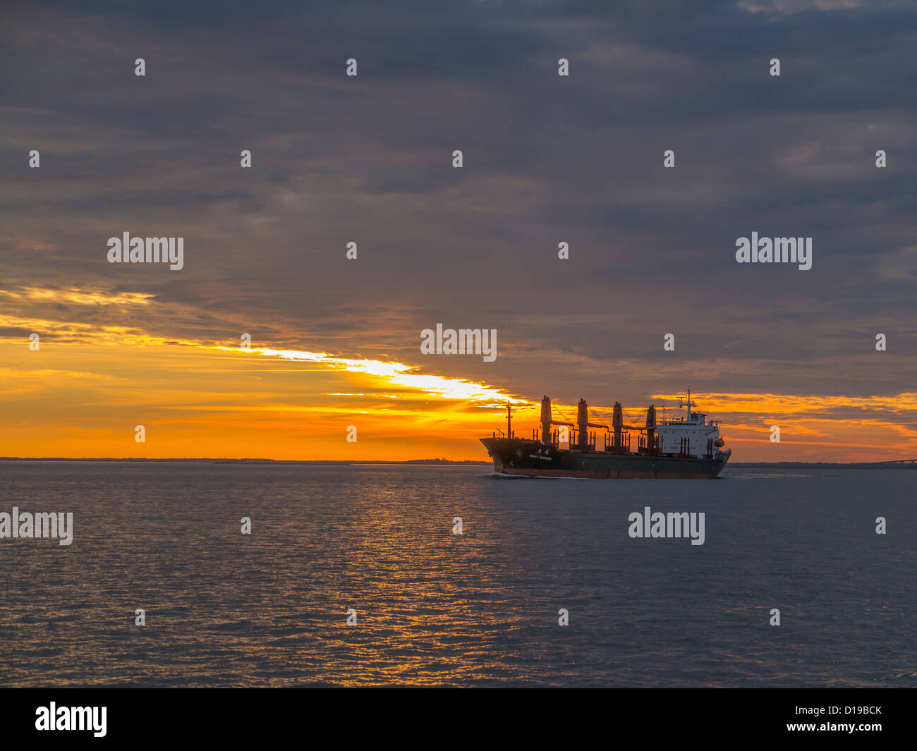 Ocean andando nave cargo di uscire in mare con il cielo al tramonto Foto Stock