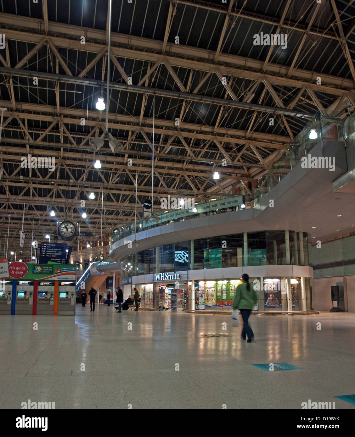 Interno del rinnovato di recente Stazione di Waterloo, London Borough di Lambeth, London, England, Regno Unito Foto Stock