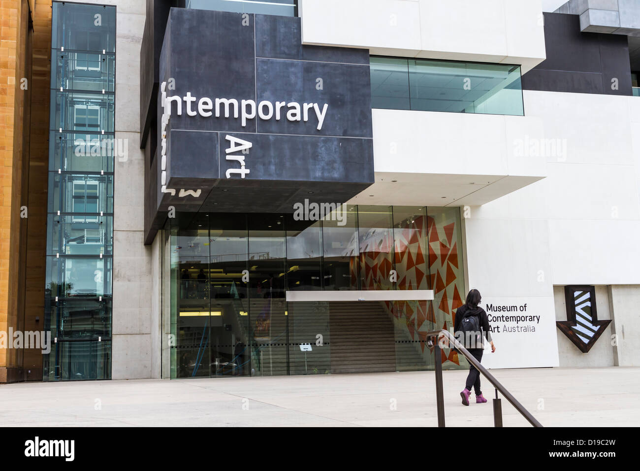 Persona che cammina verso la parte anteriore ingresso al museo di arte contemporanea, le rocce, Sydney, Australia Foto Stock