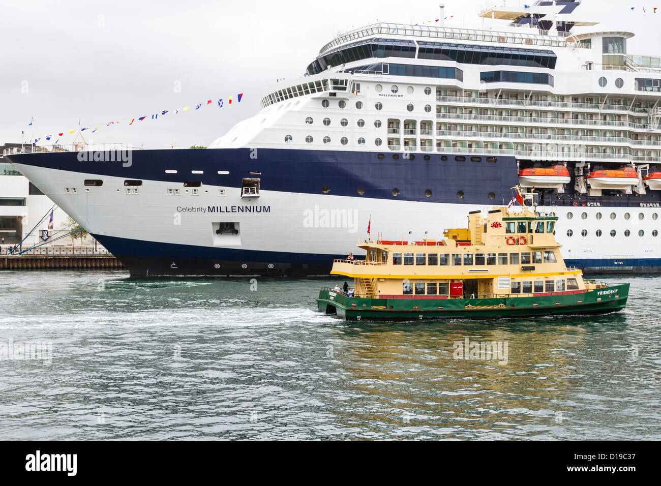 Ferry di Sydney passando il Celebrity Millenium nave da crociera ormeggiata al terminal delle crociere nel porto di Sydney. Foto Stock