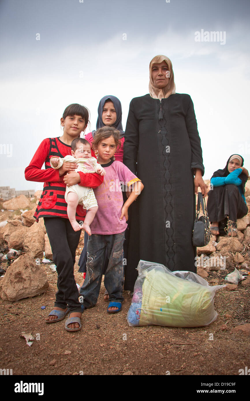 Atmah Refugee Camp, Siria, 2/10/12. Una famiglia siriana con i loro raccolti frettolosamente possedimenti. Foto Stock