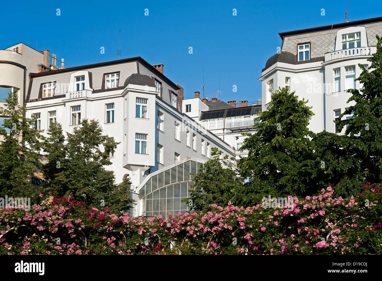 Praga - la secessione degli edifici nel giardino con rose Foto Stock