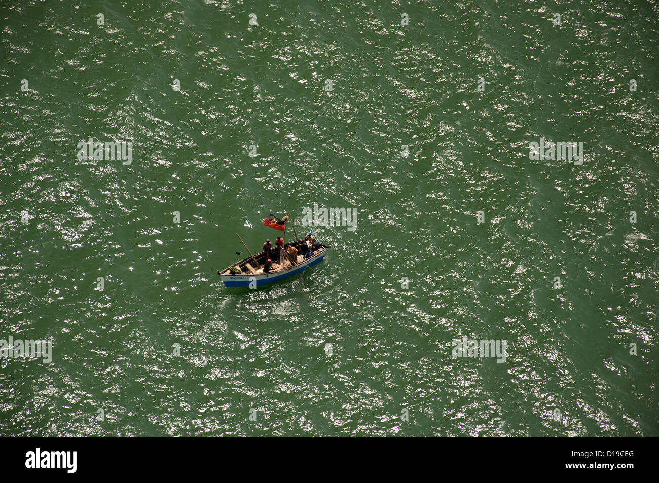 Angolana in barca da pesca nella baia di Luanda. Foto Stock
