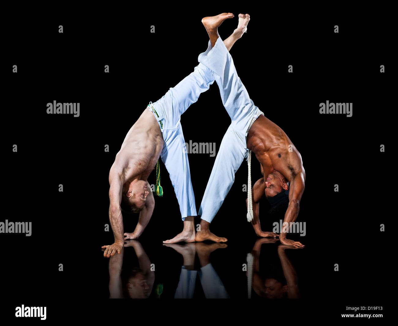 Due uomini praticando capoeira, in posizione handstand Foto Stock