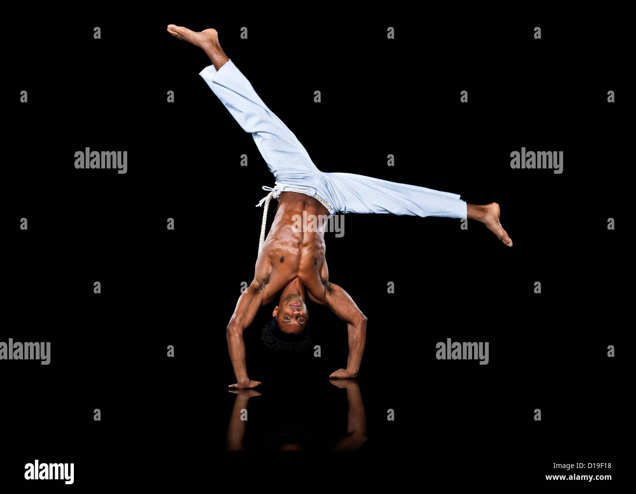 Man praticando capoeira, in posizione handstand Foto Stock