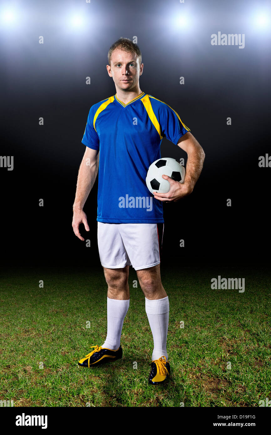 Ritratto di un giocatore di calcio con sfera Foto Stock