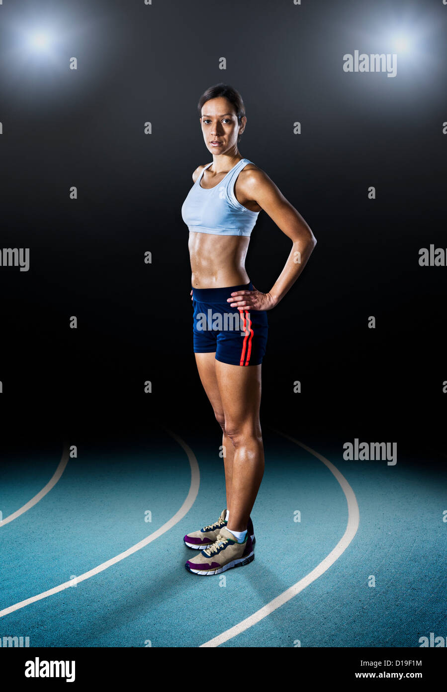Ritratto di atleta femminile sulla via di corsa Foto Stock