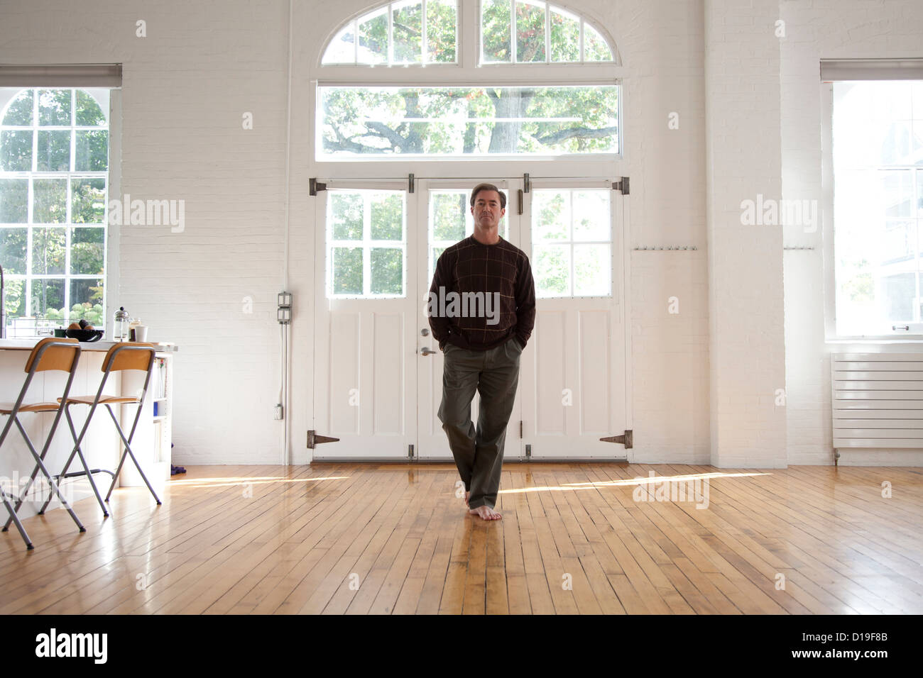 Ritratto di uomo in piedi in studio di danza Foto Stock