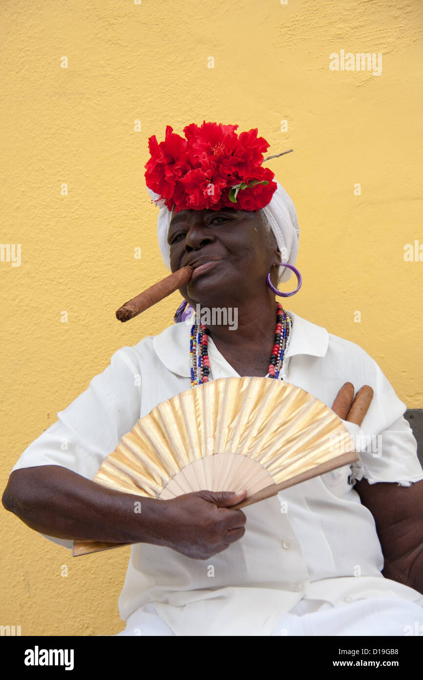 Fumatori di sigari lady in sigari Avana, Cuba Foto Stock