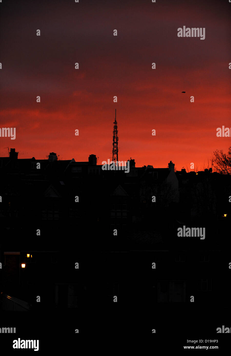 Brighton SUSSEX REGNO UNITO12 dicembre 2012- Una spettacolare alba sopra il trasmettitore Whitehawk montante in Brighton questa mattina Foto Stock