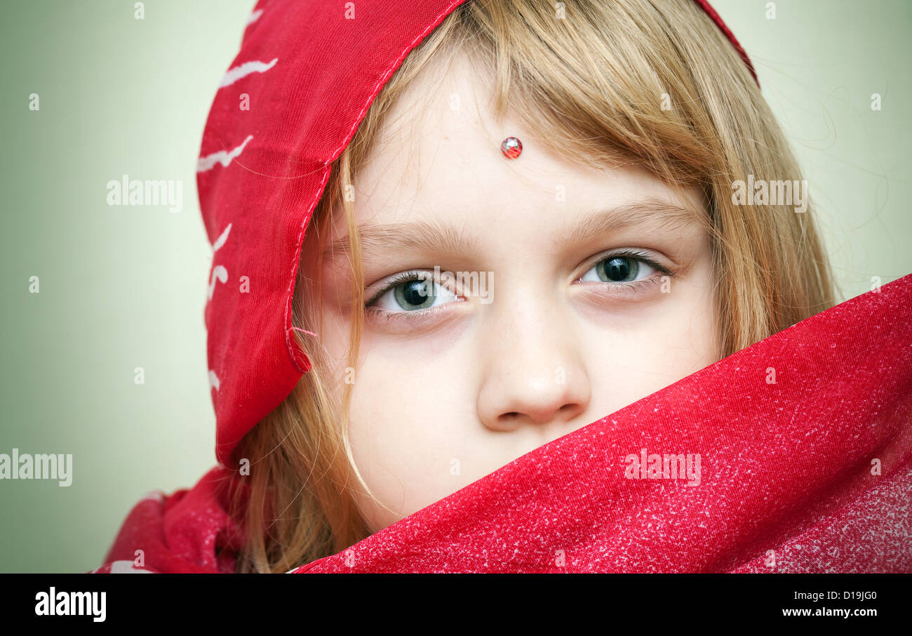 Closeup ritratto di bimba bionda in rosso abbigliamento orientale Foto stock  - Alamy