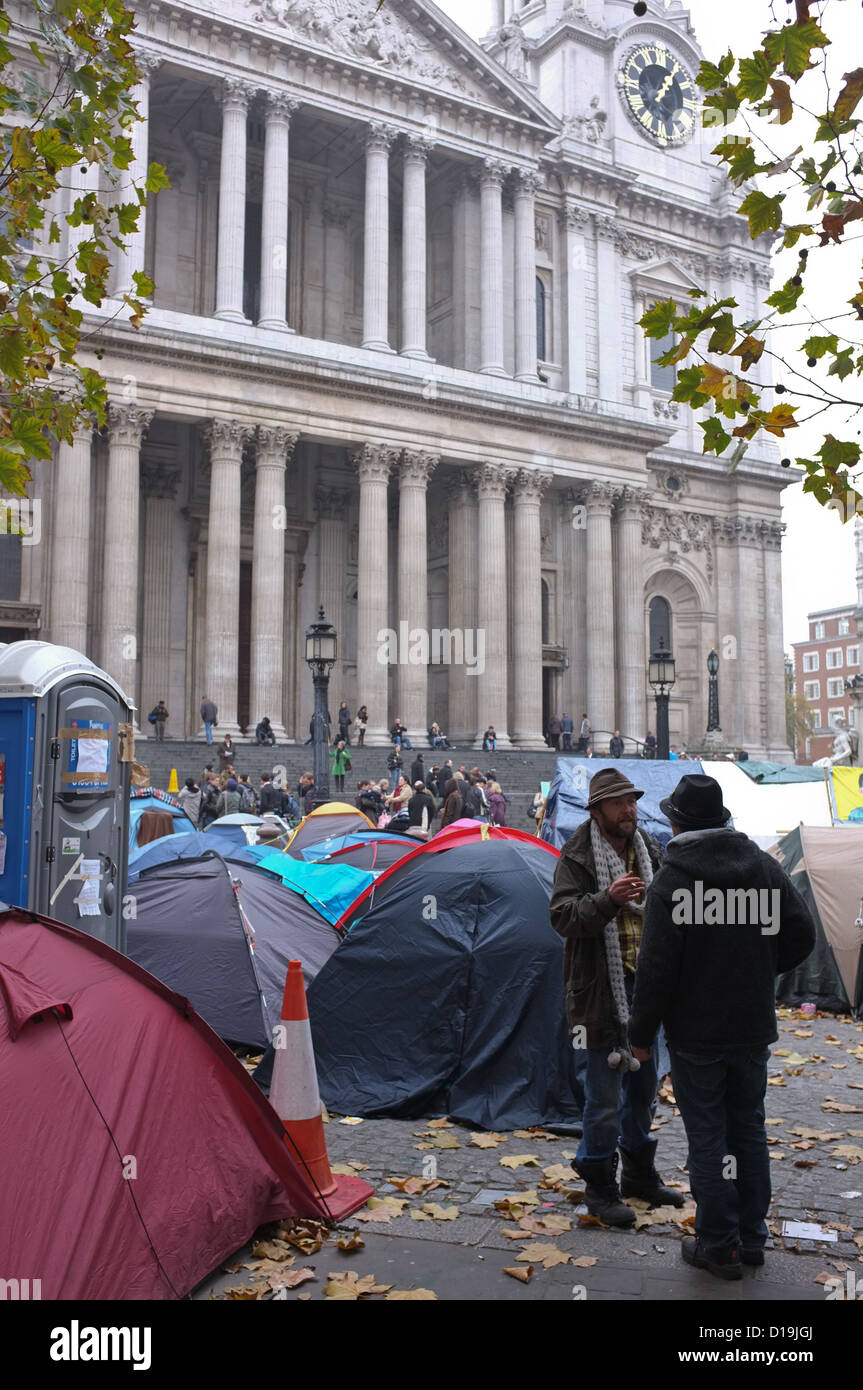 L'occupare Londra anti-capitalista protestare camp fuori Cattedrale di San Paolo nel novembre 2011. Foto Stock