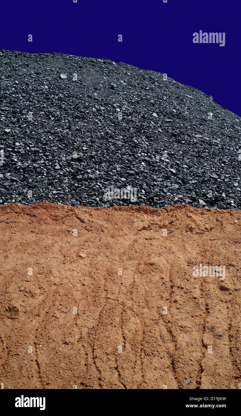 Le miniere di carbone collina di energia nero su blu cielo Foto Stock