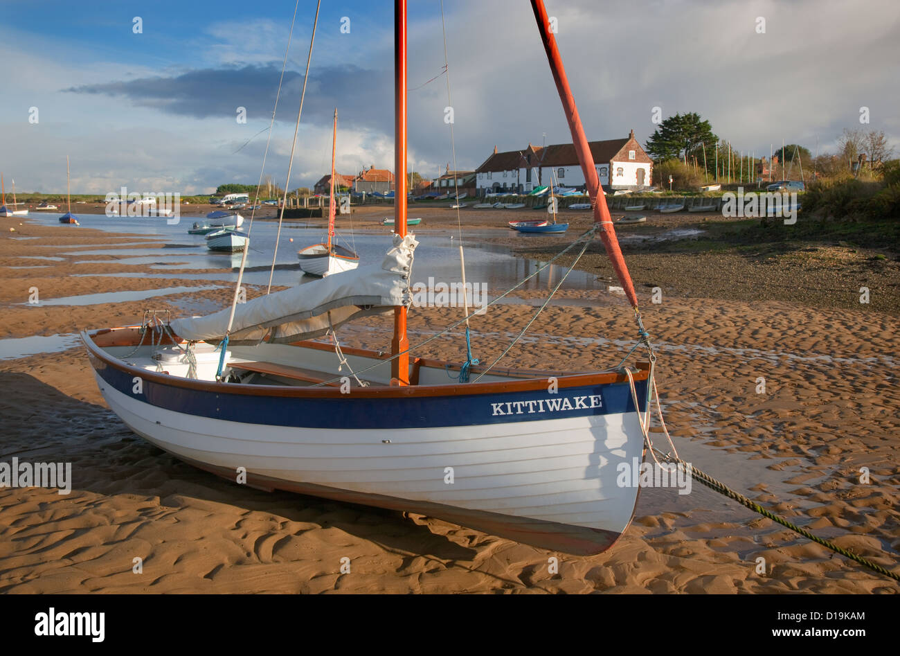 Barche a vela Burnham Overy Staithe Norfolk pomeriggio autunnale Foto Stock