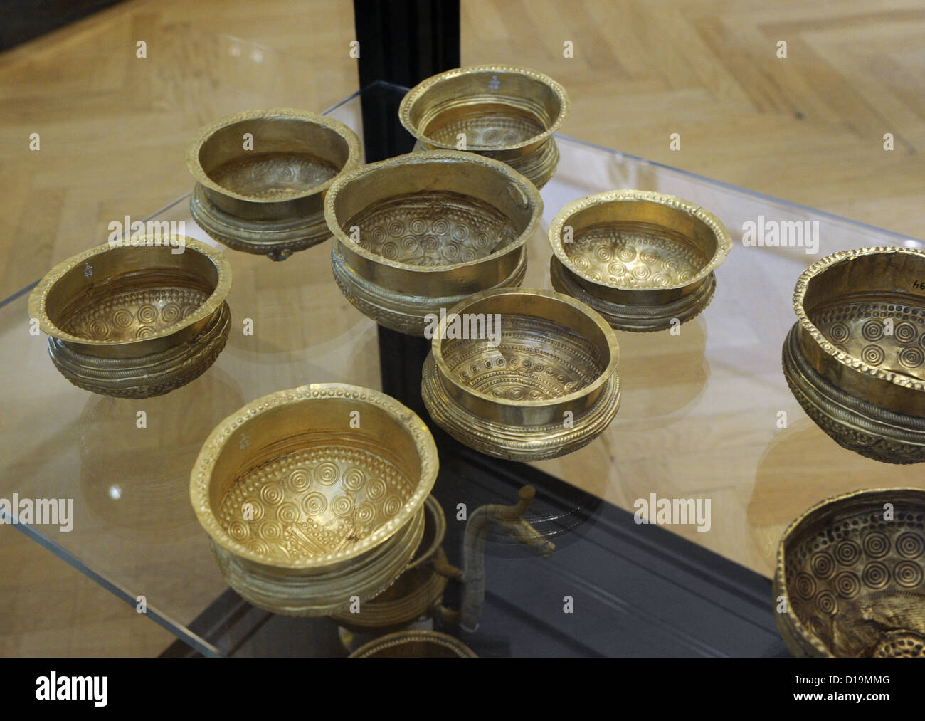 La preistoria. Età dei metalli. Il nord Europa. Vasi d'oro. Decorate con motivi geometrici. La tarda età del bronzo. Foto Stock