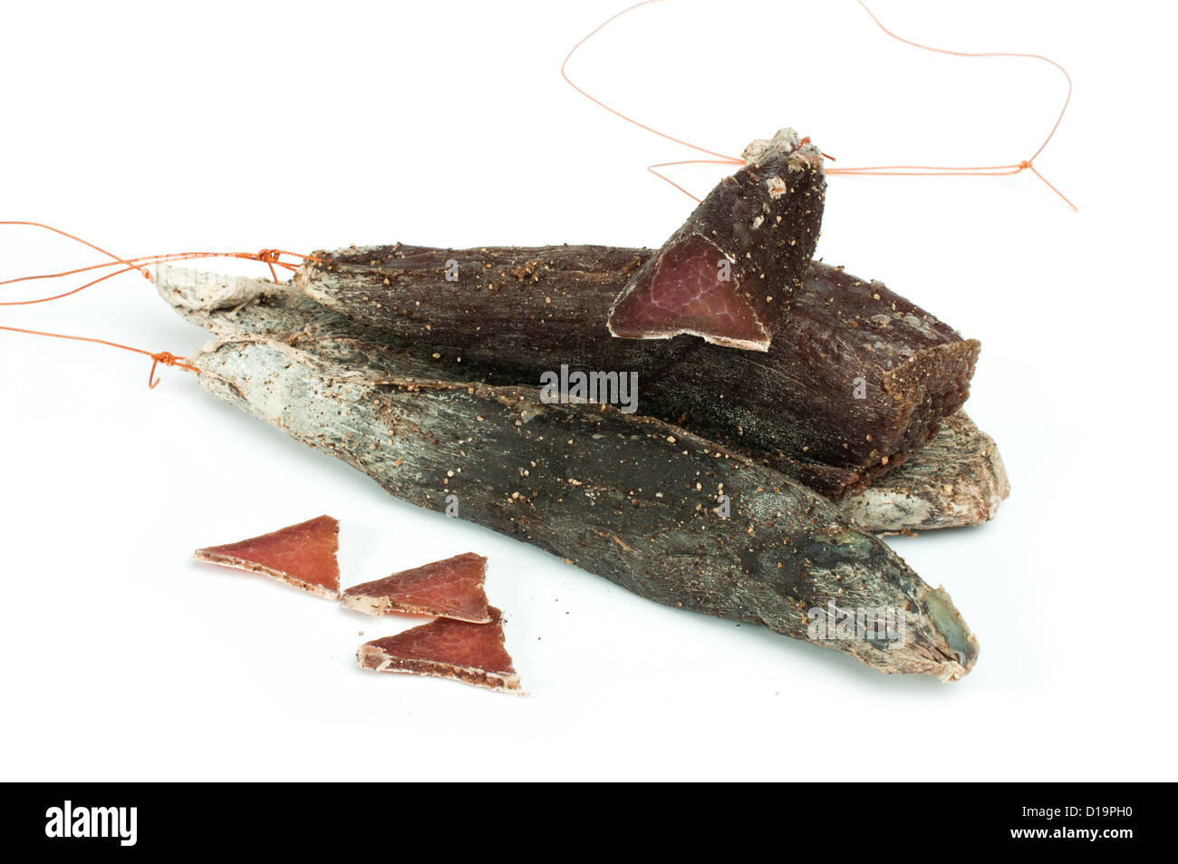 Prodotti naturali fatti in casa di vitello carne secca. Sfondo bianco Foto Stock